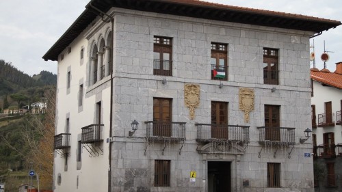 Markina-Xemeingo EAJ-PNVk babes osoa agertu dio erasoa jasan duen udal agenteari eta bere jarrera zuzentzeko eskatu dio alkateari