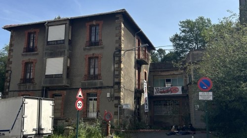 Galdakaoko EAJ-PNVk salatu du udal-espazioen defizitak eta EH Bilduren pasibotasunak udalerriko lokalen arazoa larriagotzen dutela