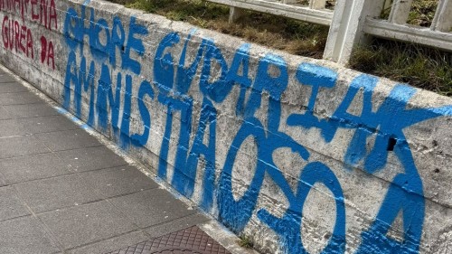 Bakioko EAJ-PNVk EH Bilduren utzikeria salatu du, udalerria hondatzen duten pintaketen ugaritzearen aurrean