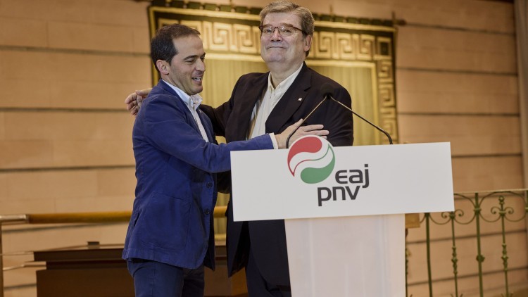 BBBko presidenteak Juan Mari Aburto alkateari bere konpromisoaren eta baloreen aitorpena helarazi dio