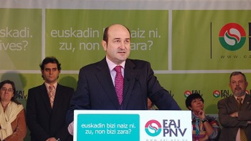 Espainiako Gobernuak Euskal Y-aren eta Serantesko tunelaren aurrean erakutsitako “interes eza” salatu du Ortuzarrek