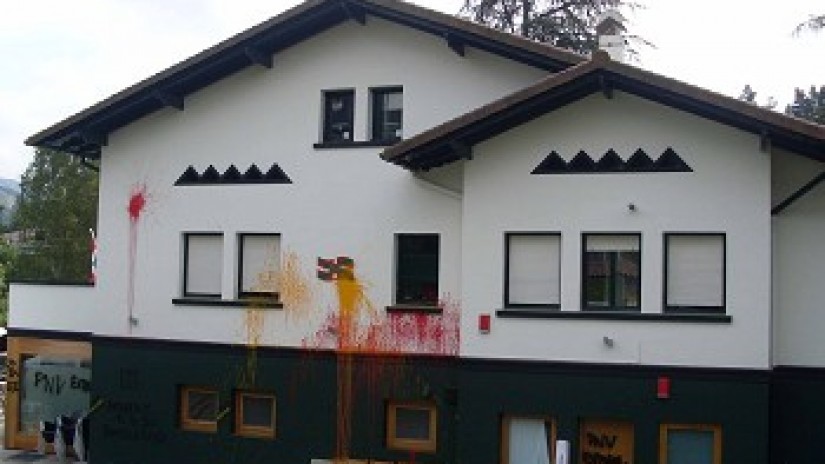Erradikalek pintura gorria eta horia bota dute Lemoako batzokira eta EAJren aurkako pintadak egin dituzte