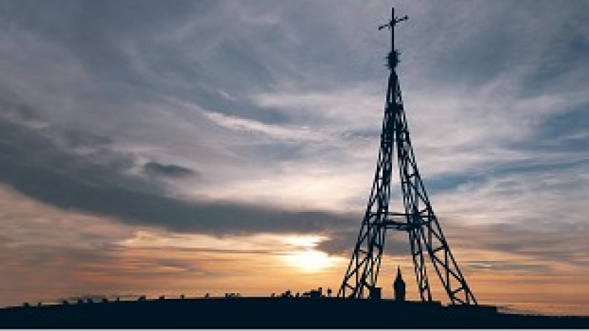 Gorbeako Gurutzerainoko mendi ibilbidea ikurrinekin