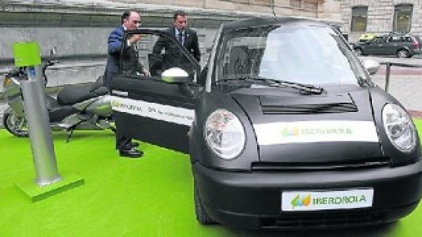 Iberdrolak eta Bizkaiko Foru Aldundiak auto elektrikoaren  elikadura sistema garatzeko protokoloa izenpetu dute