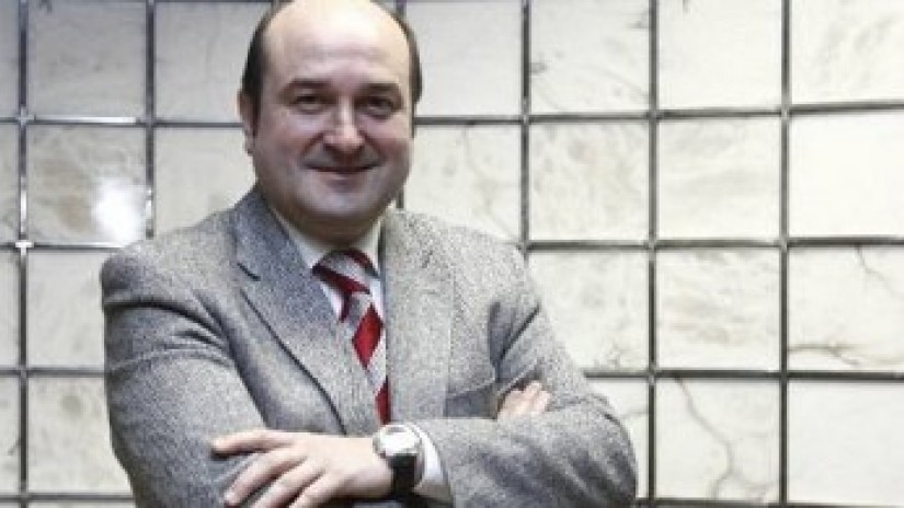 Ortuzarrek Zapaterok EAJ-PNVri eginiko “itsusikeriak” salatu ditu: “Baldintza horiekin, ezinezkoa da akordioa lortzea”