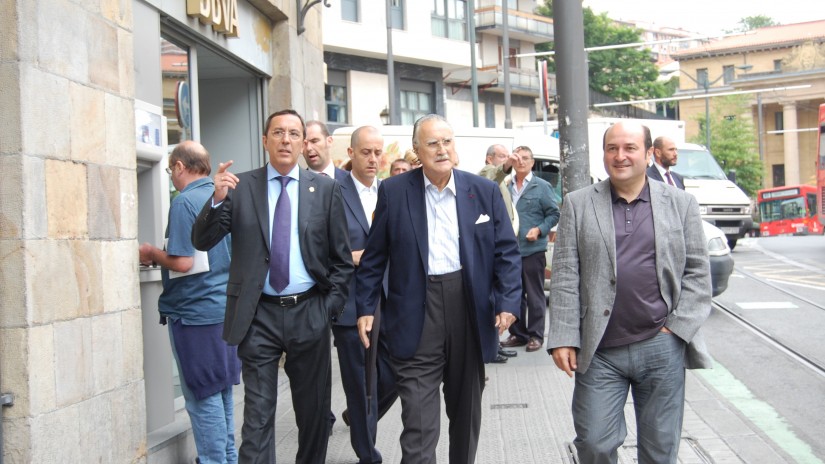 BILBAO: Siempre hemos gobernado para todos, también para los que están acampados en la plaza del teatro Arriaga. Y lo vamos a seguir haciendo