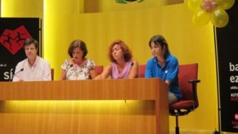 Udalak, merkatariek eta konpartsek bat egin dute Aste Nagusian eraso sexistak desagerrarazteko