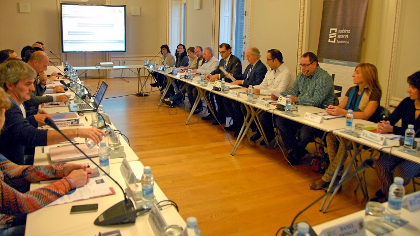 Hezkuntza arloko profesional eta aditu zenbaitek ikusten dute, euskara geldi-geldika aurrera egiten doala Ezkerraldean, Meatzaldean eta Enkarterrin