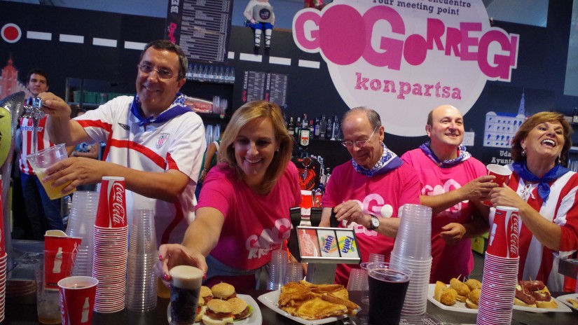 Ortuzar, Atutxa, Bilbao eta Areso Gogorregiren txosnako barran lanean aritu dira