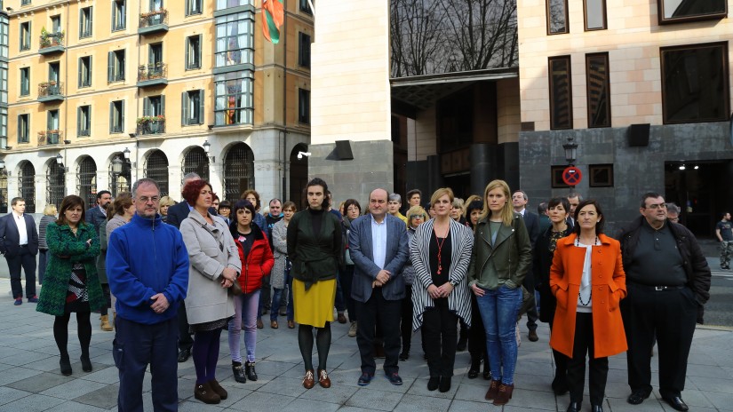 EAJ-PNVk 15 minutuko elkarretaratzeak egingo ditu bihar Donostian, Bilbon eta Gasteizen, martxoaren 8ko aldarrikapenak babesteko