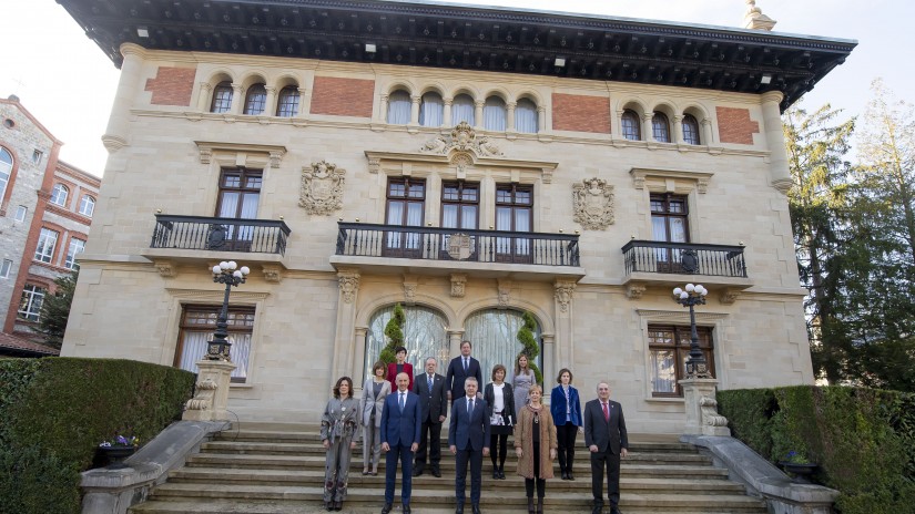 Las mujeres superan a los hombres en el Gobierno Vasco por primera vez en la historia