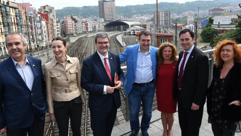 Juan Mari Aburto propone mejorar la conectividad y transporte de Bilbao tanto dentro de la propia ciudad, más cómoda y accesible, como a nivel internacional y estatal