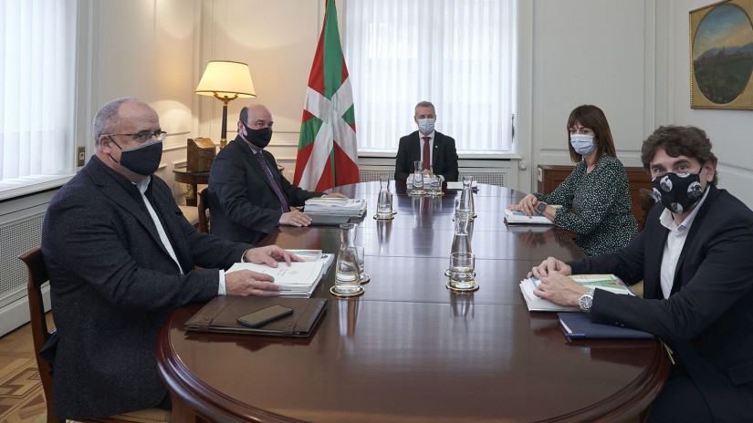 Eusko Jaurlaritzak legegintza berriaren lehen bi hilabeteotan egin duen “lan eskerga” baloratu dute Ortuzarrek eta Egibarrek