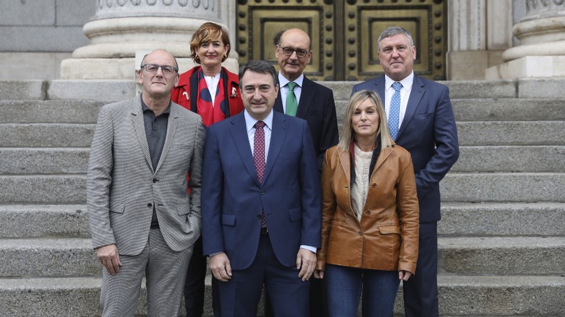 Euskal Taldeak euskal autogobernua defendatzen du, telebista autonomikoak babesten ditu eta kultura eta hizkuntza aniztasuna aldarrikatzen ditu Ikus-entzunezko Legeari egindako zuzenketetan