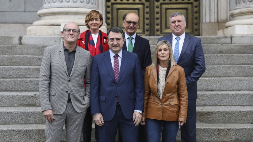 El Grupo Vasco defiende el autogobierno vasco, protege las televisiones autonómicas y reivindica la pluralidad cultural y lingüística en sus enmiendas a la Ley Audiovisual