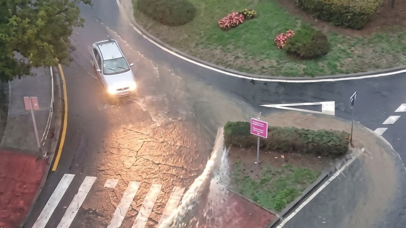 EAJ-PNVk gogorarazi du udal teknikariek San Antonio etorbidearen eta N-634 errepidearen artean sortzen diren ur-putzuak larriagotzen dituzten arazoez ohartarazi zutela, eta zuhurtzia eskatu dio alkateari