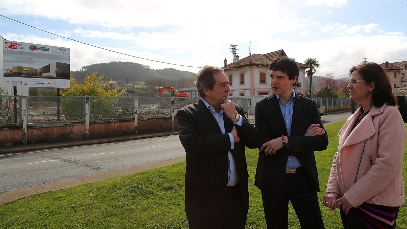 Busturialdean enplegua sortu eta ekonomia berpizteko lan egiteko konpromisoa hartu dute Rementeriak eta Gorroñok Gernikako Elkartegi berriaren aurrean