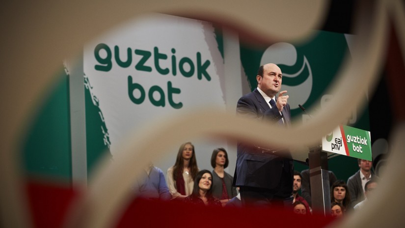 Ortuzar se compromete a trabajar para que los caminos de Navarra, la CAV e Iparralde “confluyan en una avenida hacia la libertad”