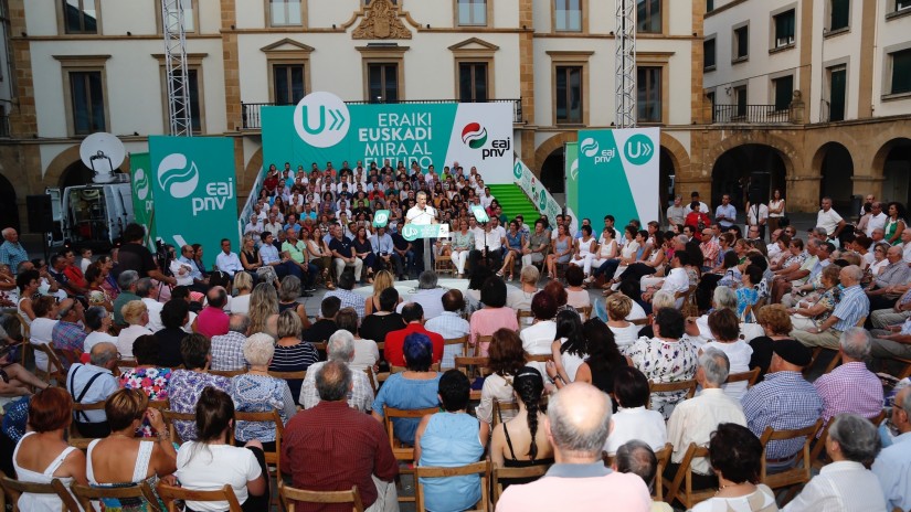 Urkullu se compromete a incrementar un 50% las ayudas a las familias vascas