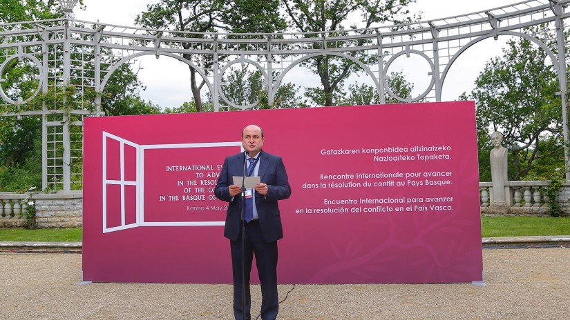 “Euskal gizartea hegaletan eraman izan duen berunetik libratu da, eta askatasun osoz hegan egin ahal izango du, izan nahi duena izateko”