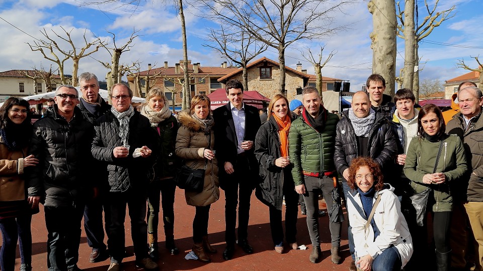 Itxaso Atutxa, Unai Rementeria eta Irene Pardo  Durangaldeako EAJ PNVren jendearekin Abadiñon