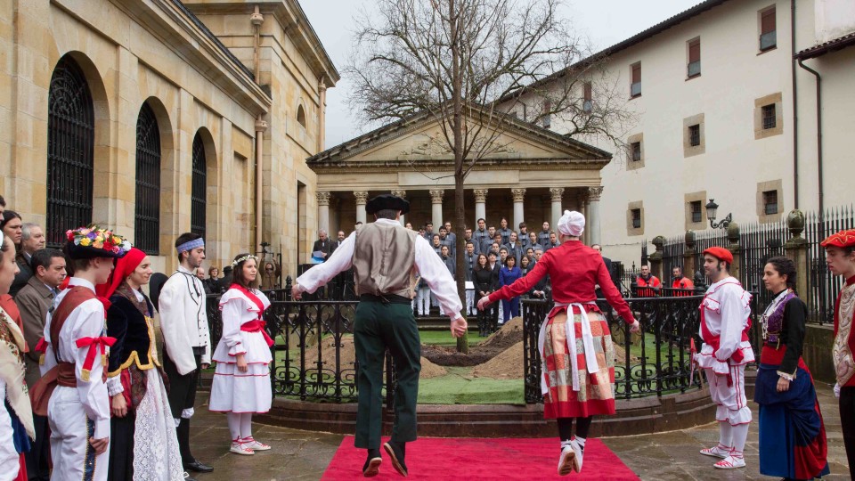 EAJ-PNV asiste a la plantación del joven roble en la Casa de Juntas de Gernika