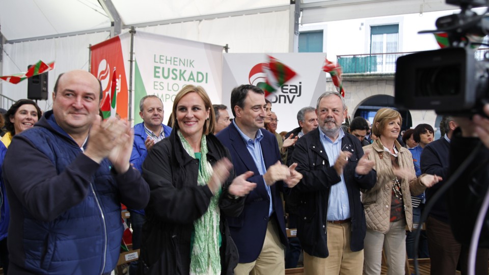 Acto en Amorebieta-Etxano. Itxaso Atutxa, Aitor Esteban, Andoni Ortuzar