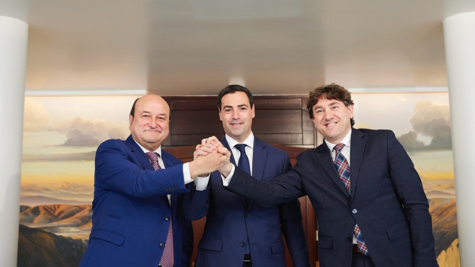 Firma acuerdo de coalición EAJ-PNV-PSE-EE. Andoni Ortuzar, Imanol Pradales, Eneko Andueza 