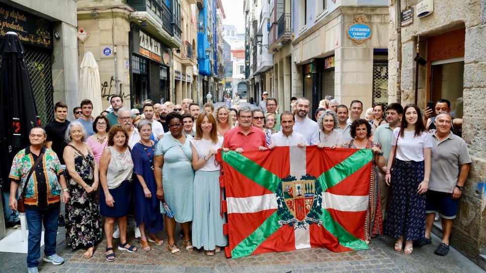 Ikurrinari omenaldia