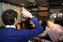 Unai Rementeria y Juan Mari Aburto en una fiesta con jóvenes de Bizkaia y Bilbao