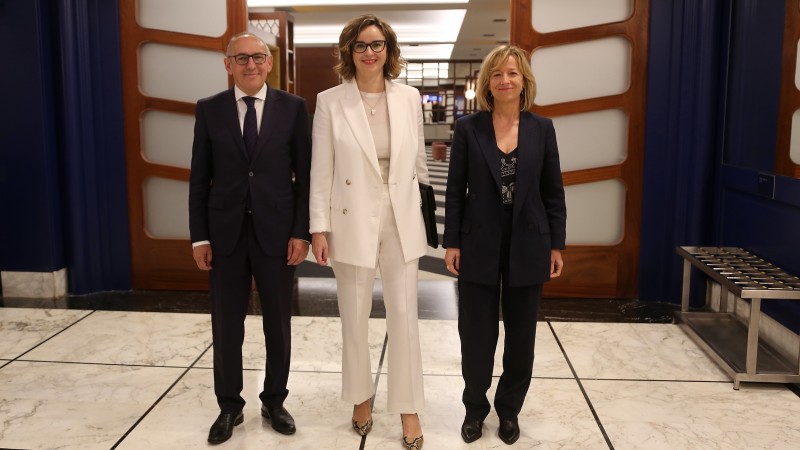 M-28 Forum Nueva Economía. Ramiro González, Elixabete Etxanobe, Eider Mendoza M-28 Forum Nueva Economía. Ramiro González, Elixabete Etxanobe, Eider Mendoza