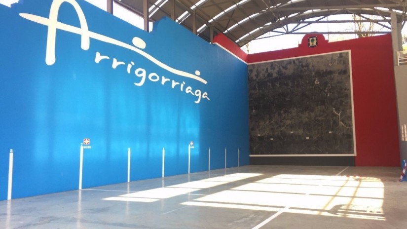 Santa Isabel pilotalekua erabat berriztu du Arrigorriagak Santa Isabel pilotalekua erabat berriztu du Arrigorriagak