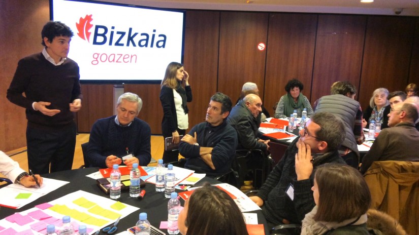 Ahaldun nagusia Durangaldeko herritarrekin bildu da haien eskariak entzuteko eta bere kudeaketaren kontuak emateko Ahaldun nagusia Durangaldeko herritarrekin bildu da haien eskariak entzuteko eta bere kudeaketaren kontuak emateko