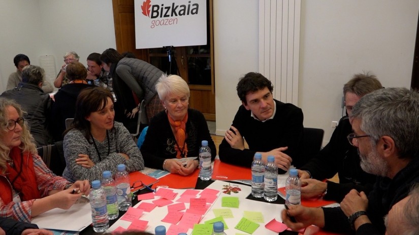 Unai Rementeria Lea-Artibaiko auzokideekin izan da bere kudeaketaren kontu-arrazoiak emateko Unai Rementeria Lea-Artibaiko auzokideekin izan da bere kudeaketaren kontu-arrazoiak emateko