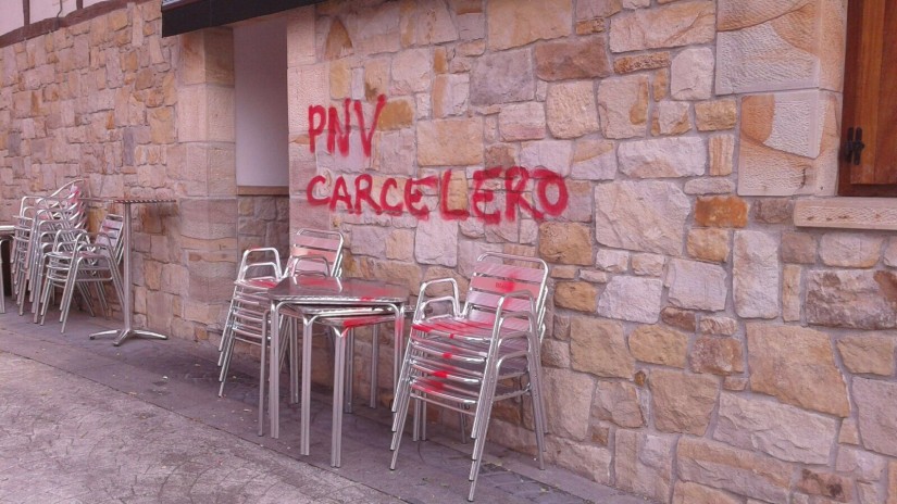 BBBk Bizkaiko hainbat batzokitan egindako pintadak salatu ditu BBBk Bizkaiko hainbat batzokitan egindako pintadak salatu ditu