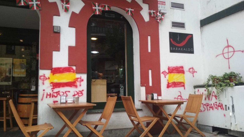 Bizkai Buru Batzarrak Barakaldoko batzokiko fatxadan egin dituzten pintadak gaitzetsi ditu Bizkai Buru Batzarrak Barakaldoko batzokiko fatxadan egin dituzten pintadak gaitzetsi ditu