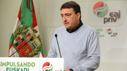 Aitor Estebanek azpimarratu du euskal gazteriarentzako legaturik onena ez dela Konstituzioa, baizik eta Euskadiren naziotasuna aitortzea
