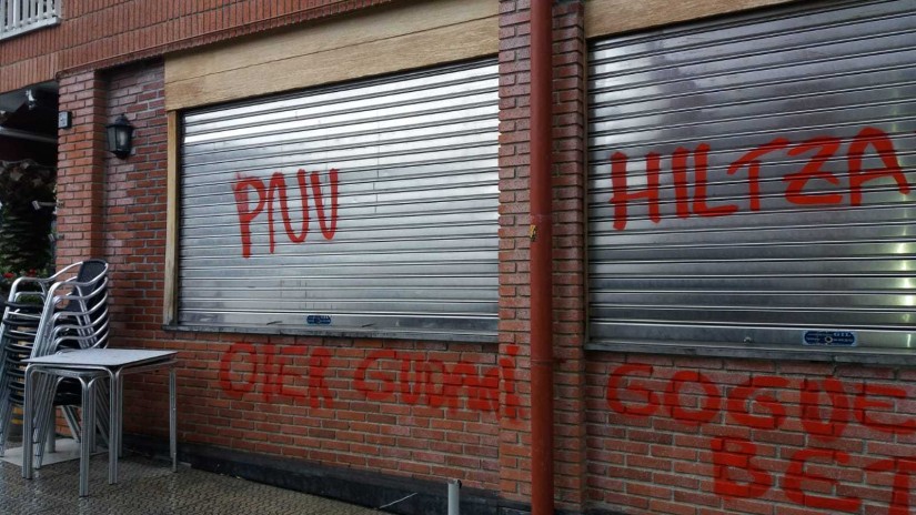 Sukarrieta, Bermeo eta Busturiako batzokietan eginiko pintadak gaitzetsi ditu Bizkai Buru Batzarrak Sukarrieta, Bermeo eta Busturiako batzokietan eginiko pintadak gaitzetsi ditu Bizkai Buru Batzarrak