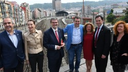 Juan Mari Aburtok Bilboko konektibitatea eta garraioa hobetzea proposatu du, hiri barruan erosoagoa eta irisgarriagoa izan dadin nahiz estatu mailan eta nazioartean