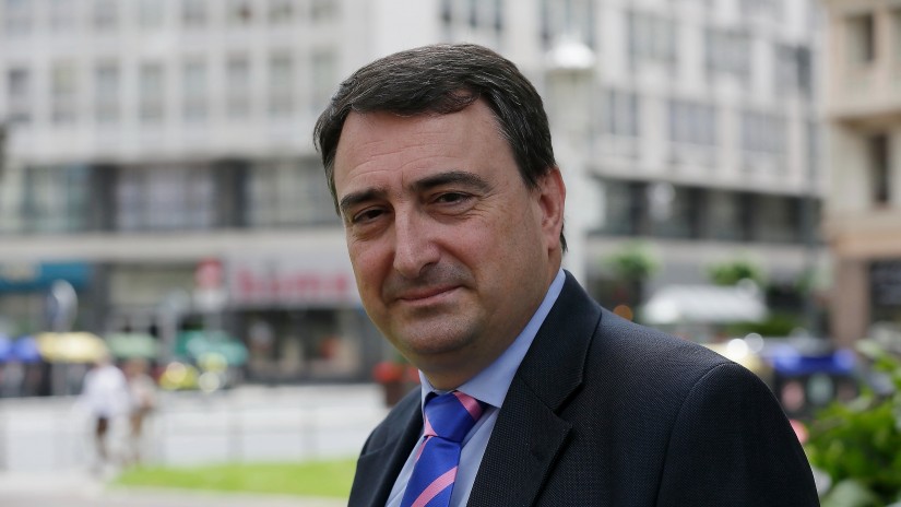 Aitor Estebanek Sánchezen gelditasun politikoa eta hauteskundeei begira erakusten duen hiperaktibitatea txarretsi ditu: “Funtzioko presidentea baino, funtzioz funtzio dabilen presidentea da” Aitor Estebanek Sánchezen gelditasun politikoa eta hauteskundeei begira erakusten duen hiperaktibitatea txarretsi ditu: “Funtzioko presidentea baino, funtzioz funtzio dabilen presidentea da”