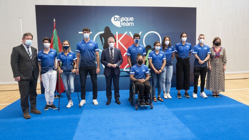 Urkullu Lehendakariak Jokoetara joango diren euskal kirolarien ordezkaritza bati harrera egin dio Basque Team Zentroan Urkullu Lehendakariak Jokoetara joango diren euskal kirolarien ordezkaritza bati harrera egin dio Basque Team Zentroan