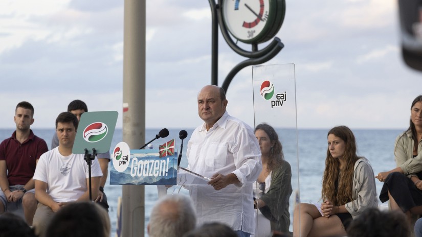 Ortuzar Argentinako eta Uruguaiko alderdikide jeltzaleekin elkartuko da berriz, harreman politikoak ere aurreikusten dituen bidaia ofizialean Ortuzar Argentinako eta Uruguaiko alderdikide jeltzaleekin elkartuko da berriz, harreman politikoak ere aurreikusten dituen bidaia ofizialean