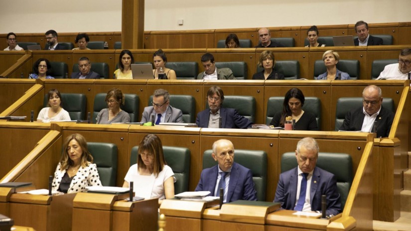 EAJ-PNVk eta PSE-EEk ontzat jo dute Diru-sarrerak Bermatzeko Legerako Podemosekin egindako akordioa, gizarte eragileekin lortutako “adostasun zabalari” gehitzen dena EAJ-PNVk eta PSE-EEk ontzat jo dute Diru-sarrerak Bermatzeko Legerako Podemosekin egindako akordioa, gizarte eragileekin lortutako “adostasun zabalari” gehitzen dena