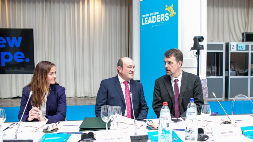 Ortuzar eta Esteban Renew Europek bihar Bruselan egingo duen Liderren Goi Bileran izango dira, Europako zazpi Estatutako buru eta lehen ministroekin Ortuzar eta Esteban Renew Europek bihar Bruselan egingo duen Liderren Goi Bileran izango dira, Europako zazpi Estatutako buru eta lehen ministroekin
